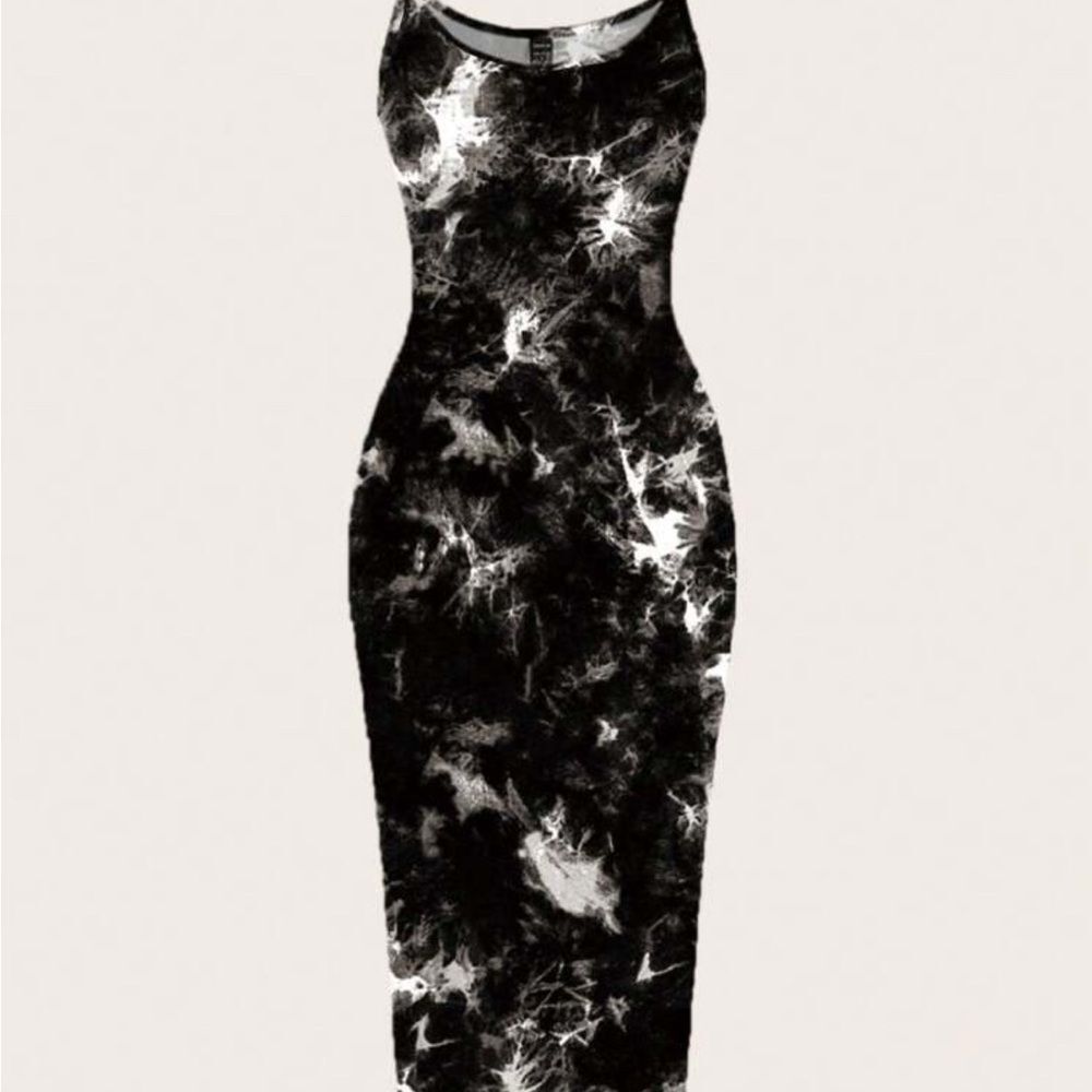 Elegant Black and White Women's Dress - Picture 2 of 9